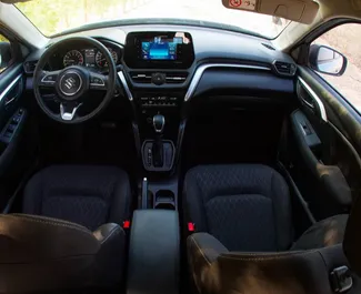 Suzuki Grand Vitara 2025 beschikbaar voor verhuur in Dubai, met een kilometerlimiet van 250 km/dag.