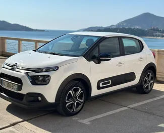 Vooraanzicht van een huurauto Citroen C3 in Rafailovici, Montenegro ✓ Auto #16077. ✓ Transmissie Handmatig TM ✓ 0 beoordelingen.