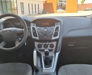 Vooraanzicht van een huurauto Ford Focus op de luchthaven van Tirana, Albanië ✓ Auto #11923. ✓ Transmissie Handmatig TM ✓ 0 beoordelingen.