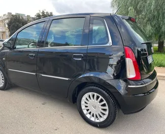 Vooraanzicht van een huurauto Lancia Musa op de luchthaven van Tirana, Albanië ✓ Auto #9995. ✓ Transmissie Handmatig TM ✓ 1 beoordelingen.