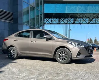 Vooraanzicht van een huurauto Hyundai Accent in Minsk, Wit-Rusland ✓ Auto #15924. ✓ Transmissie Automatisch TM ✓ 0 beoordelingen.