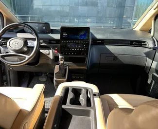 Verhuur Hyundai Staria. Comfort, Minivan Auto te huur in Wit-Rusland ✓ Borg van Borg van 200 USD ✓ Verzekeringsmogelijkheden TPL.