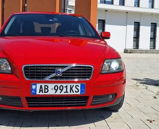 Vooraanzicht van een huurauto Volvo S40 op de luchthaven van Tirana, Albanië ✓ Auto #10002. ✓ Transmissie Handmatig TM ✓ 0 beoordelingen.