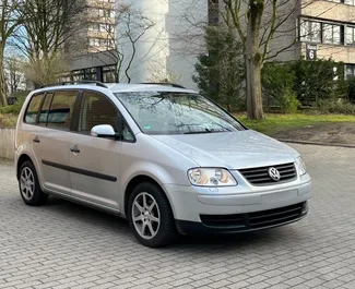 Vooraanzicht van een huurauto Volkswagen Touran op de luchthaven van Tirana, Albanië ✓ Auto #10006. ✓ Transmissie Handmatig TM ✓ 0 beoordelingen.