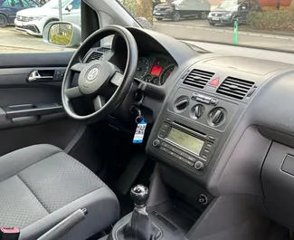 Autohuur Volkswagen Touran #10006 Handmatig op de luchthaven van Tirana, uitgerust met 1,9L motor ➤ Van Begi in Albanië.