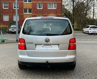 Autohuur Volkswagen Touran 2006 in in Albanië, met Diesel brandstof en  pk ➤ Vanaf 26 EUR per dag.