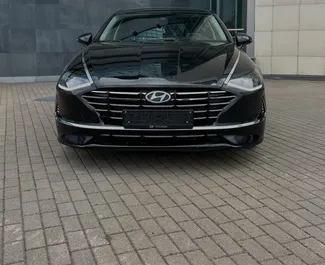 Vooraanzicht van een huurauto Hyundai Sonata in Minsk, Wit-Rusland ✓ Auto #16453. ✓ Transmissie Automatisch TM ✓ 0 beoordelingen.