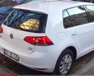 Vooraanzicht van een huurauto Volkswagen Golf 7 op Podgorica Luchthaven, Montenegro ✓ Auto #16216. ✓ Transmissie Automatisch TM ✓ 0 beoordelingen.