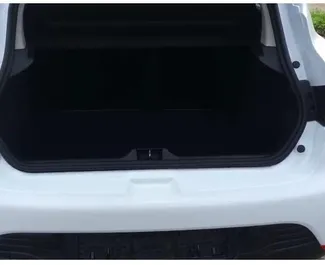 Vooraanzicht van een huurauto Renault Clio 4 op Podgorica Luchthaven, Montenegro ✓ Auto #16222. ✓ Transmissie Automatisch TM ✓ 0 beoordelingen.