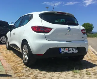 Vooraanzicht van een huurauto Renault Clio 4 op Podgorica Luchthaven, Montenegro ✓ Auto #16221. ✓ Transmissie Handmatig TM ✓ 0 beoordelingen.