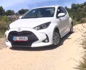 Vooraanzicht van een huurauto Toyota Yaris op Podgorica Luchthaven, Montenegro ✓ Auto #16207. ✓ Transmissie Automatisch TM ✓ 0 beoordelingen.