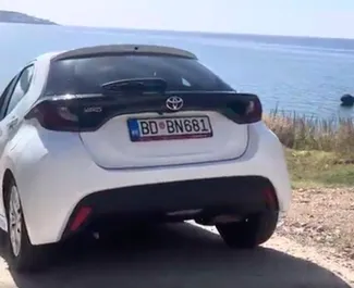 Vooraanzicht van een huurauto Toyota Yaris op Podgorica Luchthaven, Montenegro ✓ Auto #16209. ✓ Transmissie Automatisch TM ✓ 0 beoordelingen.