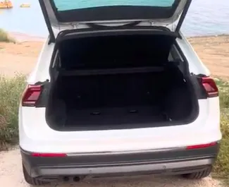 Verhuur Volkswagen Tiguan. Comfort, Crossover Auto te huur in Montenegro ✓ Borg van Zonder Borg ✓ Verzekeringsmogelijkheden TPL, SCDW, FDW, Passagiers, Diefstal, Buitenland.