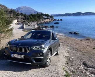Vooraanzicht van een huurauto BMW X1 op Podgorica Luchthaven, Montenegro ✓ Auto #16200. ✓ Transmissie Automatisch TM ✓ 0 beoordelingen.