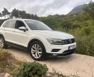 Vooraanzicht van een huurauto Volkswagen Tiguan op Podgorica Luchthaven, Montenegro ✓ Auto #16218. ✓ Transmissie Automatisch TM ✓ 0 beoordelingen.