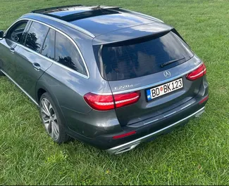 Autohuur Mercedes-Benz E-Class 2018 in in Montenegro, met Diesel brandstof en 193 pk ➤ Vanaf 42 EUR per dag.