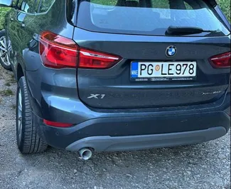 Vooraanzicht van een huurauto BMW X1 op Podgorica Luchthaven, Montenegro ✓ Auto #15686. ✓ Transmissie Automatisch TM ✓ 0 beoordelingen.