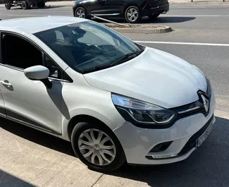 Vooraanzicht van een huurauto Renault Clio 4 op Podgorica Luchthaven, Montenegro ✓ Auto #16480. ✓ Transmissie Handmatig TM ✓ 0 beoordelingen.
