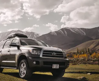 Vooraanzicht van een huurauto Toyota Sequoia Ii in Bishkek, Kirgizië ✓ Auto #16271. ✓ Transmissie Automatisch TM ✓ 0 beoordelingen.