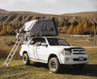 Vooraanzicht van een huurauto Toyota Sequoia I in Bishkek, Kirgizië ✓ Auto #16269. ✓ Transmissie Automatisch TM ✓ 0 beoordelingen.