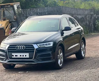 Vooraanzicht van een huurauto Audi Q3 op de luchthaven van Goa, Goa ✓ Auto #16179. ✓ Transmissie Automatisch TM ✓ 0 beoordelingen.