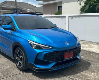 Vooraanzicht van een huurauto MG 3 op de luchthaven van Phuket, Thailand ✓ Auto #16292. ✓ Transmissie Automatisch TM ✓ 0 beoordelingen.