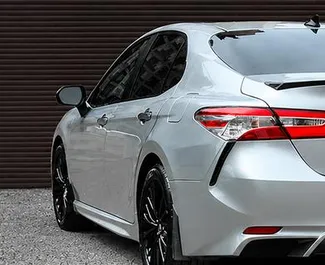 Vooraanzicht van een huurauto Toyota Camry in Jerevan, Armenië ✓ Auto #1165. ✓ Transmissie Automatisch TM ✓ 0 beoordelingen.