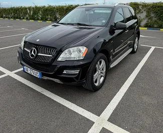 Vooraanzicht van een huurauto Mercedes-Benz ML350 in Durrës, Albanië ✓ Auto #16316. ✓ Transmissie Automatisch TM ✓ 0 beoordelingen.