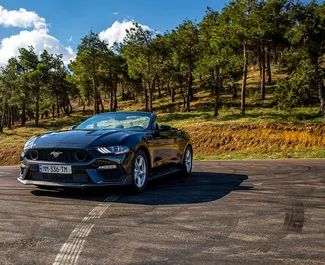 Vooraanzicht van een huurauto Ford Mustang Cabrio in Tbilisi, Georgië ✓ Auto #16289. ✓ Transmissie Automatisch TM ✓ 0 beoordelingen.