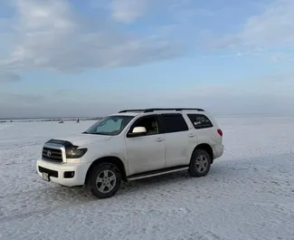Vooraanzicht van een huurauto Toyota Sequoia Ii in Bishkek, Kirgizië ✓ Auto #16338. ✓ Transmissie Automatisch TM ✓ 0 beoordelingen.