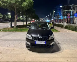 Vooraanzicht van een huurauto Skoda Fabia in Tirana, Albanië ✓ Auto #16443. ✓ Transmissie Handmatig TM ✓ 0 beoordelingen.