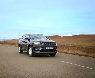 Vooraanzicht van een huurauto Jeep Compass in Tbilisi, Georgië ✓ Auto #16286. ✓ Transmissie Automatisch TM ✓ 0 beoordelingen.