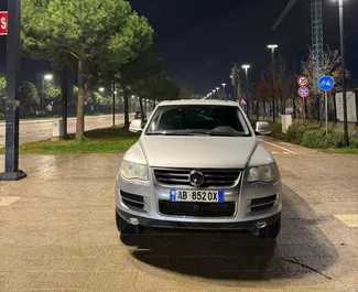 Vooraanzicht van een huurauto Volkswagen Touareg in Tirana, Albanië ✓ Auto #16438. ✓ Transmissie Automatisch TM ✓ 0 beoordelingen.