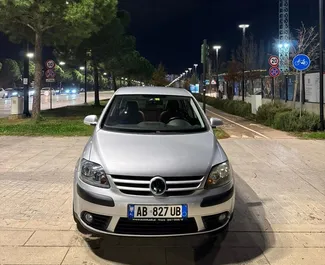 Vooraanzicht van een huurauto Volkswagen Golf Plus in Tirana, Albanië ✓ Auto #16435. ✓ Transmissie Automatisch TM ✓ 0 beoordelingen.