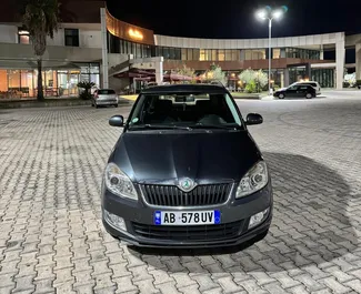 Vooraanzicht van een huurauto Skoda Fabia in Tirana, Albanië ✓ Auto #16444. ✓ Transmissie Handmatig TM ✓ 0 beoordelingen.