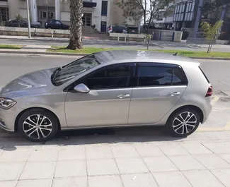 Vooraanzicht van een huurauto Volkswagen Golf 7 in Limassol, Cyprus ✓ Auto #16364. ✓ Transmissie Automatisch TM ✓ 0 beoordelingen.