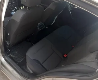 Interieur van Volkswagen Golf 7 te huur in Cyprus. Een geweldige auto met 5 zitplaatsen en een Automatisch transmissie.