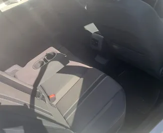 Interieur van Volkswagen T-Roc te huur in Cyprus. Een geweldige auto met 5 zitplaatsen en een Automatisch transmissie.