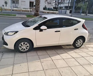 Vooraanzicht van een huurauto Toyota Aqua in Limassol, Cyprus ✓ Auto #16351. ✓ Transmissie Automatisch TM ✓ 0 beoordelingen.