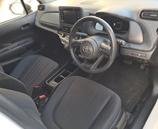 Interieur van Toyota Aqua te huur in Cyprus. Een geweldige auto met 5 zitplaatsen en een Automatisch transmissie.