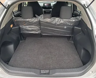 Toyota Yaris Cross 2025 beschikbaar voor verhuur in Limassol, met een kilometerlimiet van onbeperkt.