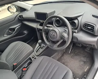 Interieur van Toyota Yaris Cross te huur in Cyprus. Een geweldige auto met 5 zitplaatsen en een Automatisch transmissie.
