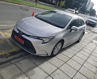 Hybride motor van 1,8L van Toyota Corolla Sedan 2024 te huur in Limassol.