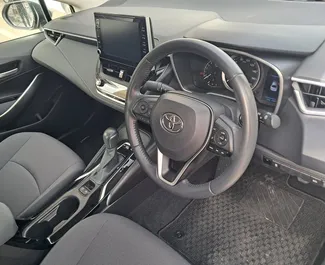 Interieur van Toyota Corolla Sedan te huur in Cyprus. Een geweldige auto met 5 zitplaatsen en een Automatisch transmissie.