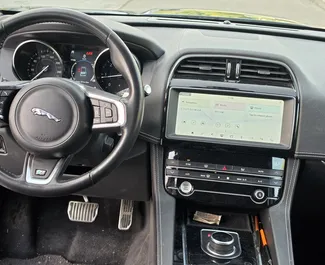 Interieur van Jaguar F-PACE te huur in Montenegro. Een geweldige auto met 5 zitplaatsen en een Automatisch transmissie.