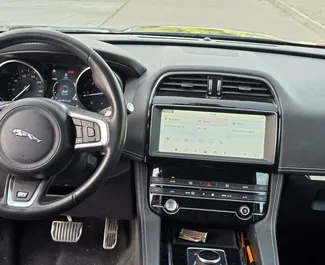 Jaguar F-PACE 2021 met Aandrijving op alle wielen systeem, beschikbaar in Bar.