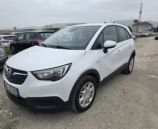 Vooraanzicht van een huurauto Opel Crossland op de luchthaven van Tirana, Albanië ✓ Auto #16275. ✓ Transmissie Automatisch TM ✓ 0 beoordelingen.