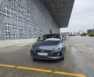 Vooraanzicht van een huurauto Hyundai i30 op de luchthaven van Tirana, Albanië ✓ Auto #16279. ✓ Transmissie Automatisch TM ✓ 0 beoordelingen.