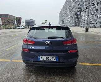 Benzine motor van 1,4L van Hyundai i30 2019 te huur op de luchthaven van Tirana.