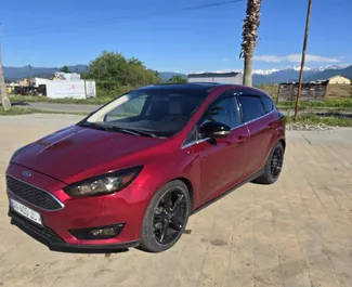 Vooraanzicht van een huurauto Ford Focus in Batumi, Georgië ✓ Auto #16375. ✓ Transmissie Automatisch TM ✓ 0 beoordelingen.